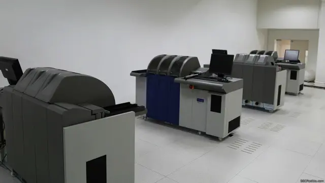 د بریښنايي تذکرو د ریاست درې کسیزه ډله د ورځې له پیله کور په کور دروازه ټکوي.