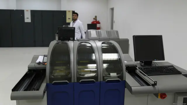 افغانانو د جنګونو په کلونو کې معبترې تذکرې نه لرلې. د تذکرو ویش په څو پړاونو کې د بیلابیلو سرچینو له لوري په مختلفو رنګونو ویشل کیدې.