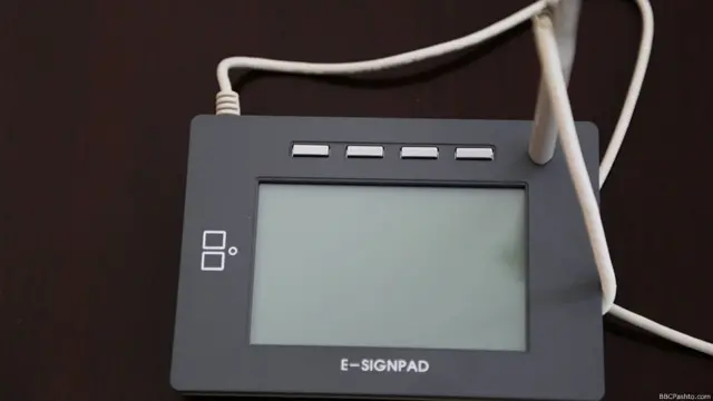 د بريښنايي تذکرو د تخنیکي برخې مشر ګل الرحمان احمدزی وايي، د افغانستان بريښنايي پيژند پاڼې له نړیوالو معیارونو سره برابرې دي.