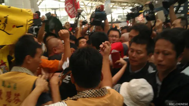 左營車站獨派人士和維安人員衝突(BBC中文網照片,27/06/2014)