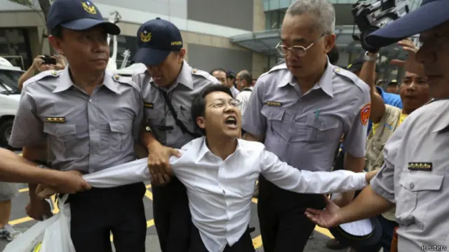 警方帶走高雄抗議人士(27/06/2014)