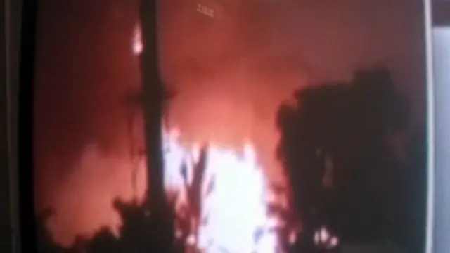 شوهدت السنة اللهب وهي ترتفع من موقع الانفجار
