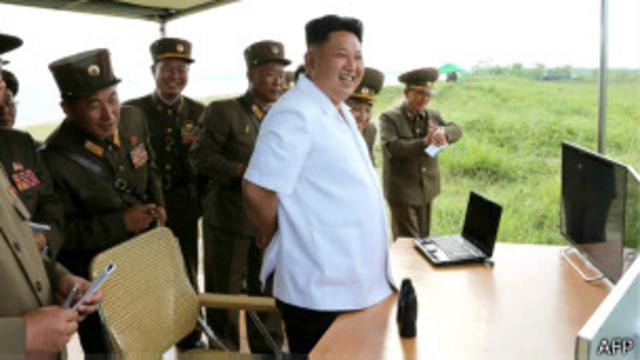 El líder norcoreano, Kim Jong-un suele inspeccionar en persona los lugares desde donde se lanzan los misiles.