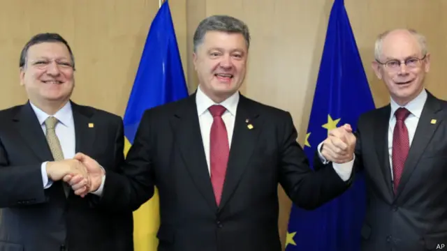 Tổng thống Ukraine (giữa) nói thỏa thuận là 'biểu tượng của lòng tin và ý chí không suy suyển'