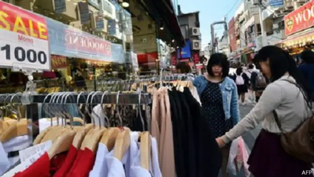 كانت اليابان تبذل جهودا لمنع الانكماش على مدى العقدين الماضيين، ما أدى إلى الإضرار بالطلب المحلي.