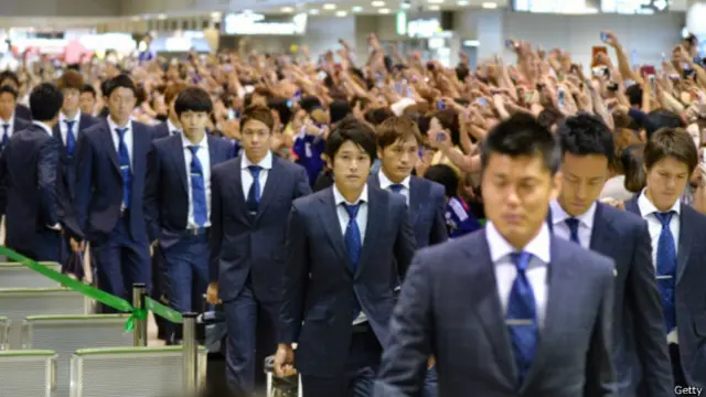 Para pemain Jepang tiba di bandara Tokyo setelah gagal total di Piala Dunia 2014.