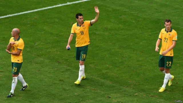 Pemain Australia menyampaikan salam kepada suporternya setelah tersisih di babak penyisihan grup.