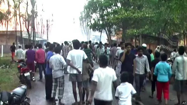 आंध्र प्रदेश में गैस पाइपलाइन धमाका, घटनास्थल पर इकट्ठा ग्रामीण