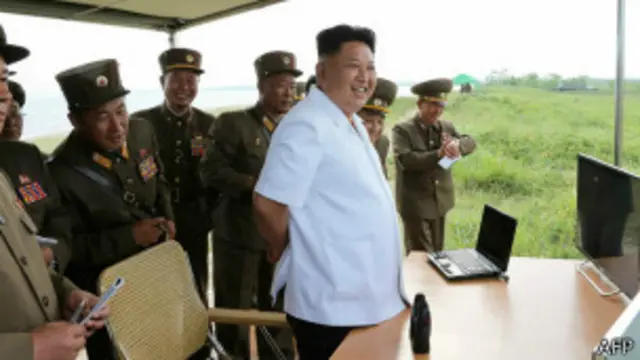 ဒုံးကျည် စမ်းသပ် ပစ်လွှတ်စဉ် စောင့်ကြည်နေတဲ့ ကင်ဂျုံအန်း