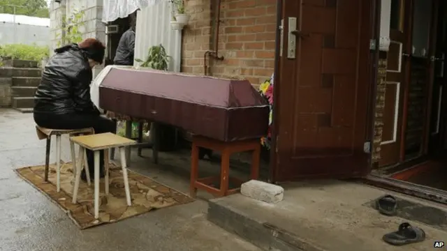 Жінка оплакує дитину