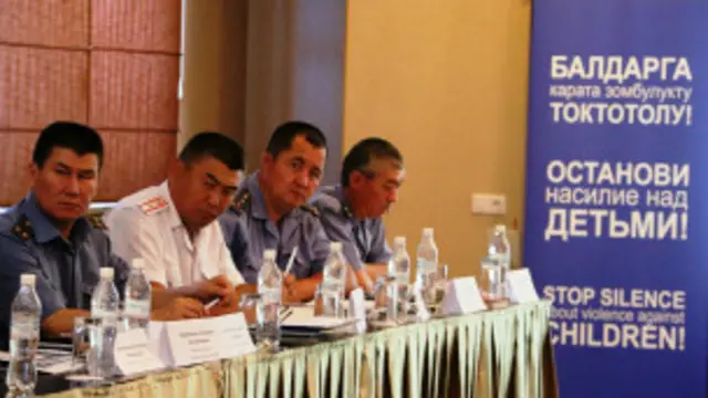 ИИМ: 2013-жылы 403 ата-энеге балдарын кара жумушка таркандыгы үчүн айып пулу төлөтүлгөн. Быйыл беш айдын ичинде жашы жете элек, бирок оор эмгекке тартылган 311 баланы суракка алдык, анын ичинен жетөөсү үй-бүлөдөгү социалдык көйгөйлөрдөн улам оор жумуш менен алектенген