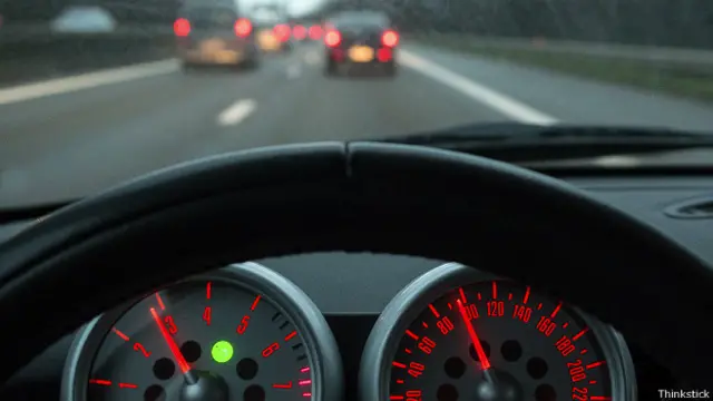 Приборы и руль автомобиля