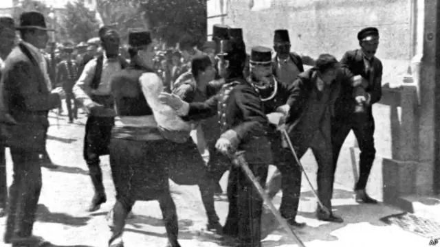 普林齊普(右二)被捕