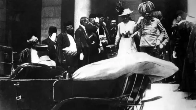 斐迪南大公攜妻索菲亞在薩拉熱窩遇刺前訪問市政廳