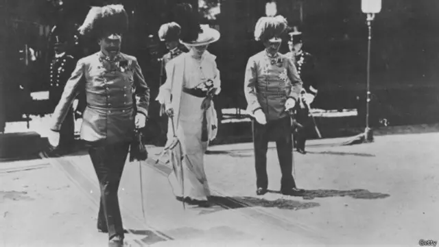 1914年6月28日,斐迪南大公攜妻索菲亞訪問薩拉熱窩