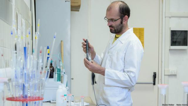 Francesco Sauro en el laboratorio