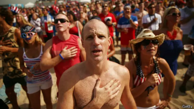 Fanáticos entonando el himno de Estados Unidos