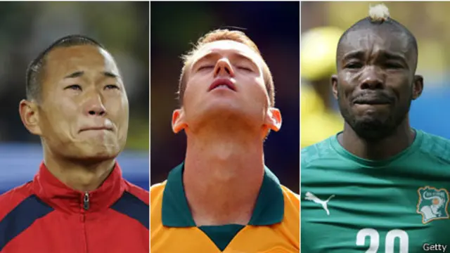Tres jugadores durante la interpretación del himno de su país