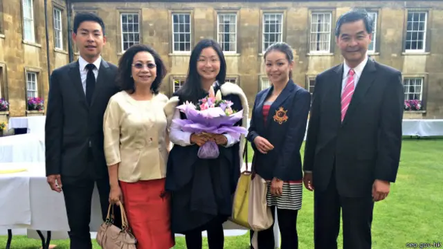 梁振英與其家人