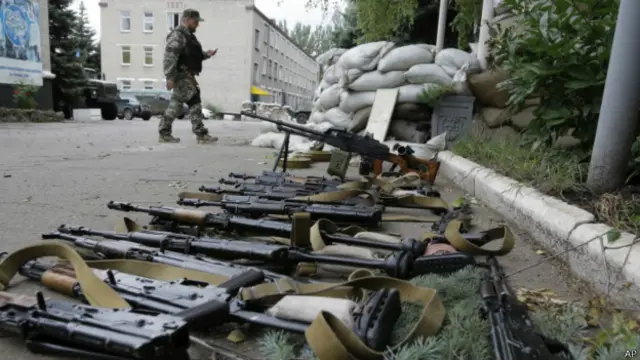 یکی از جدایی‌طلبان اوکراین در پاسگاهی در شهر دونتسک در شرق کشور