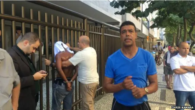 Em primeiro plano, Chris Kamara, que deteve suspeito de assalto (ao fundo, de costas) no Rio