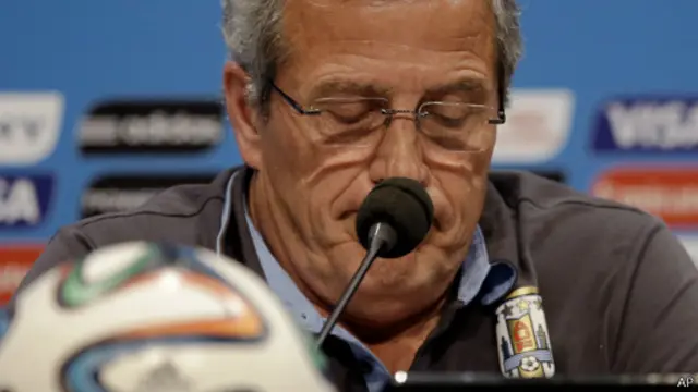 اتهم تاباريز الفيفا باستخدام سلطاتها بشكل عشوائي، وجعل سواريز "كبش فداء".