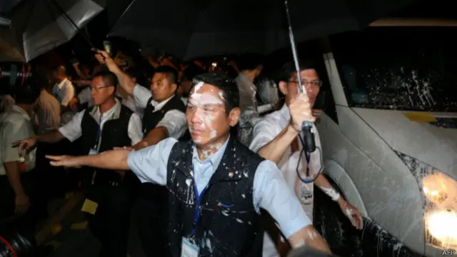 张志军参访车队抵达高雄西子湾沙滩会馆准备和台湾陆委会主委王郁琦进行茶叙时，遭到抗议人士泼白漆和洒冥纸攻击（27/06/2014）。