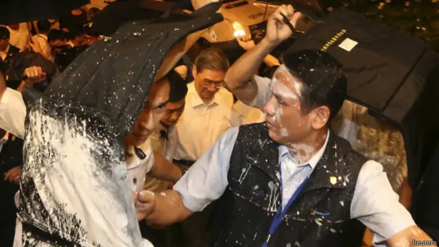 张志军今天所到之处,维安人员均以人墙层层保护(BBC中文网照片)。