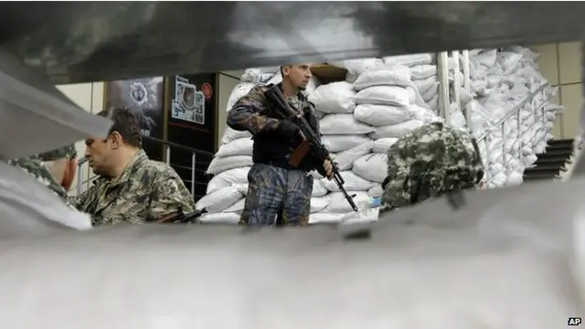 图为亲俄的顿涅茨克地区分裂武装分子