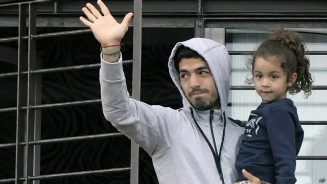 سواريز يحي الجماهير مع ابنته 