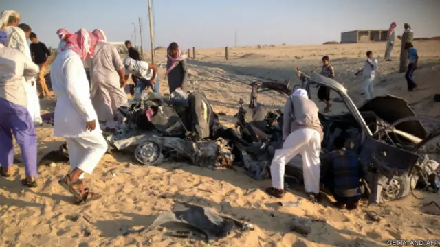 الطائرات المصرية تشن غارات من حين لآخر على من تسميهم أجهزة الأمن "إرهابيين".
