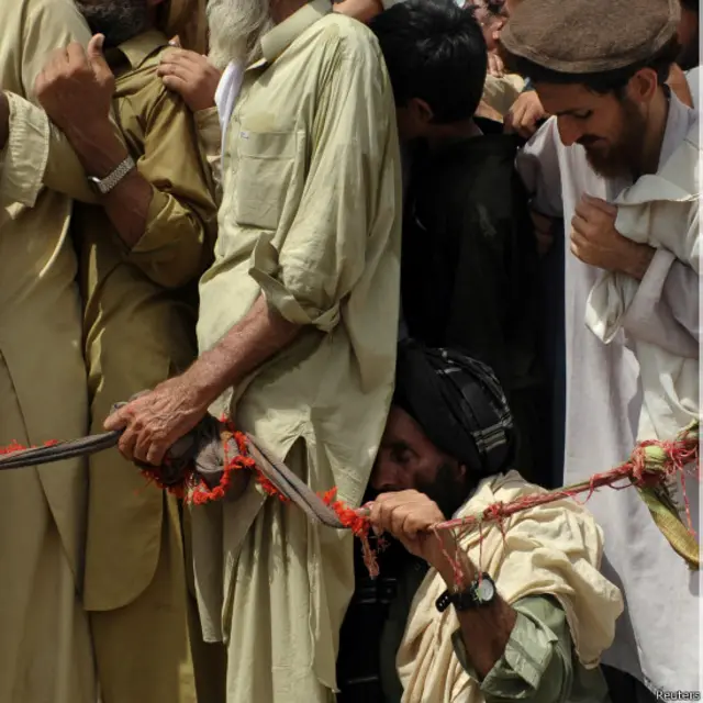 خبرياله وايي بېځايه شويو ورته وويل: ''پوځيان خلک په کوتکو وهي، ډزې هم کوي. په هغه ډول چې دا راشن ورکول کېږي که ورته وګورې نو و به وايي چې له لوږې مرګ ښه دی''. 