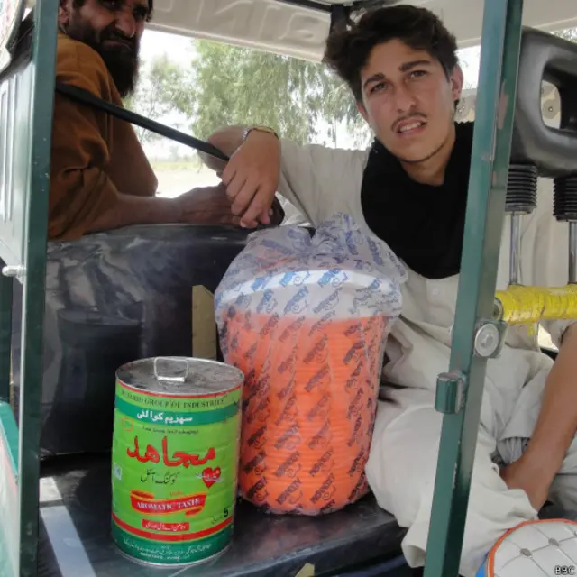 د پاکستان حکومت څو ورځې وړاندې په وزيرستان کې ګرځبنديز يو څه نرم کړ او لسګونه زره کسان له سيمې ووتل چې ډېری يې ښځې او ماشومان دي. 