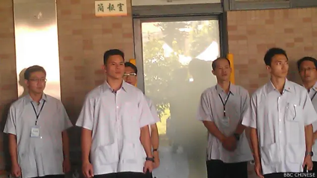 张志军今天所到之处,维安人员均以人墙层层保护(BBC中文网照片)。