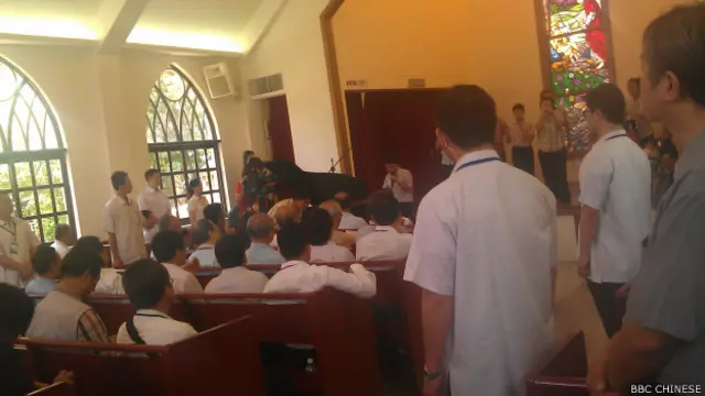 张志军问候盲校学生。盲童问:“你是谁?”张志军回答:“我是国台办主任张志军”(BBC中文网照片)。