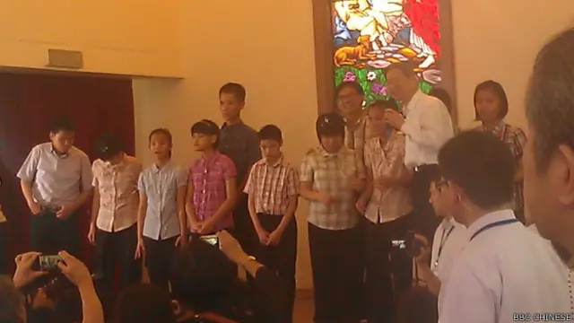 张志军今天参访台中惠明盲校,维安层级明显提高(BBC中文网照片)。