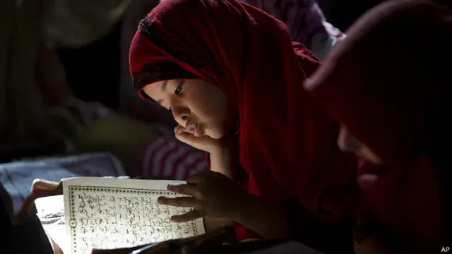 पाकिस्तानी बच्ची पढ़ाई करते हुए