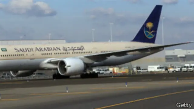 اطلاعات ہیں کہ پروازیں معطل ہونے کی وجہ سے بیرونی ممالک سے پشاور پہنچنے والے شہریوں کو مشکلات کا سامنا ہے