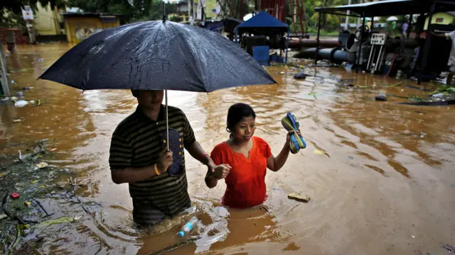 असम, बाढ़ प्रभावित इलाक़े, सुरक्षित इलाक़ो की तरफ़ जाते लोग
