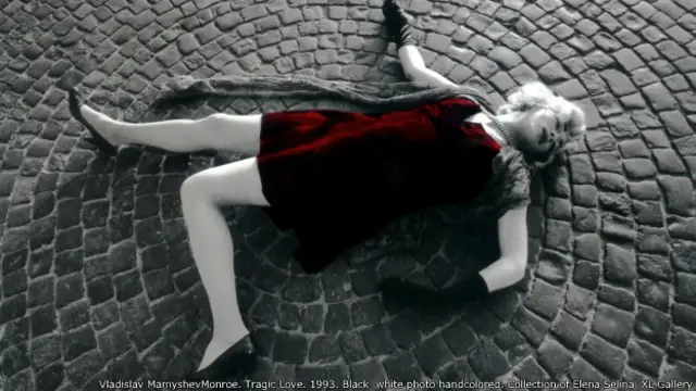 Владислав Мамышев-Монро. Из серии "Несчастная любовь". 1993. Ч/б фото, авторская раскраска. Коллекция Елены Селиной-XL Gallery