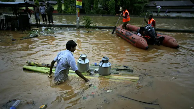 असम, बाढ़ प्रभावित इलाक़े, सुरक्षित इलाक़ो की तरफ़ जाते लोग