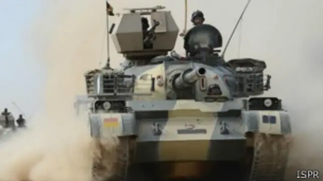 فوج نے دعویٰ کیا ہے کہ میر علی کے علاقے میں شدت پسندوں کے ٹھکانوں پر توپ خانے، ٹینک اور بھاری اسلحے سے فائرنگ جاری ہے جبکہ دیگر علاقوں میں شدت پسندوں کا محاصرہ جاری ہے