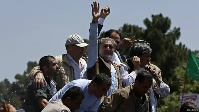 عبدالله عبدالله نامزد معترض دور دوم انتخابات ریاست جمهوری در جمع معترضان کابل حاضر شد