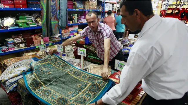  أحد الأسواق في مدينة جنين بالضفة الغربية 