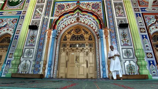 الصورة لمسجد في باكستان