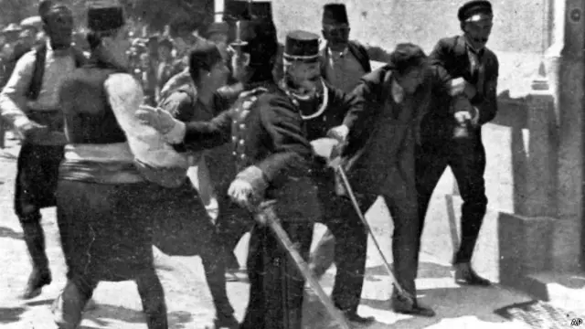 القبض على غافريلو برينسيب (الثاني يمينا) بعد لحظات من مقتل الأرشيدوق فرانز فرديناند
