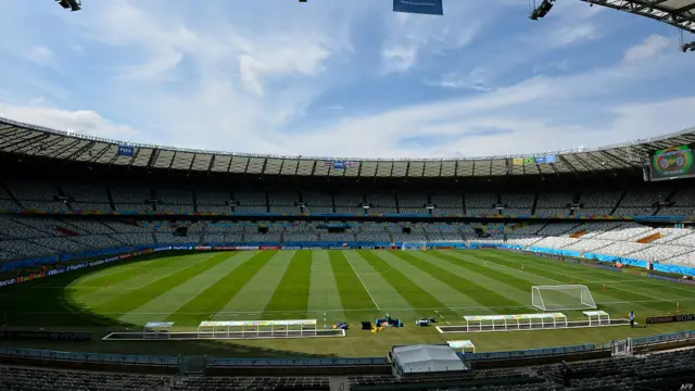 Brasil y Chile chocan en el estadio Mineirao de Belo Horizonte.