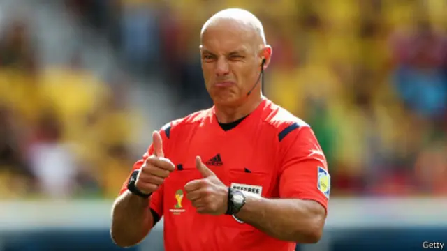 Salah satu puncak prestasi Howard webb adalah memimpin final Piala Dunia 2010