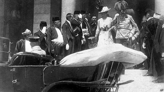 Francisco Ferdinando e sua esposa, Sofia, foram assassinados em seu carro por Princip, em Sarajevo