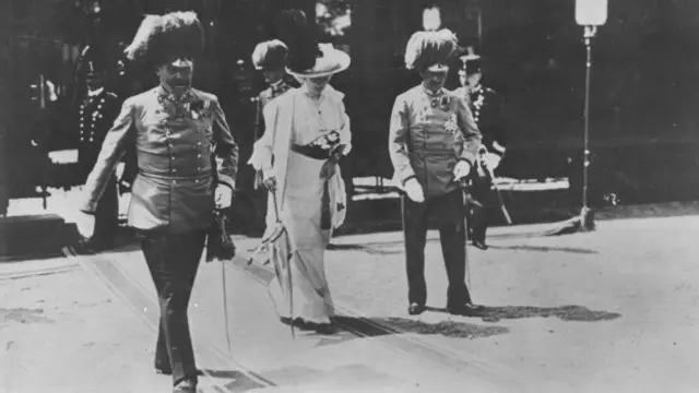 O arquiduque e sua esposa chegam em Sarajevo no dia 28 de junho de 1914